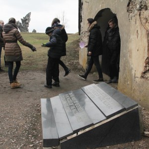 Moksleivių būrys išeina iš IX forto į lauką pabėgimo dalyvių keliu.