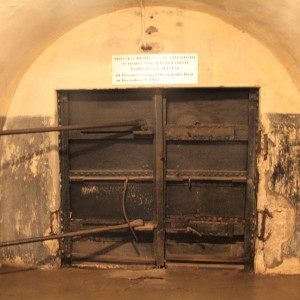 Juodos spalvos metalinės durys, pro kurias 1943 metų gruodžio 25 d. iš IX forto pabėgo kaliniai.