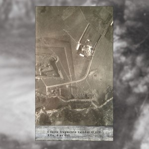 Nuotraukos kairėje pusėje – I forto fragmento vaizdas iš oro. XX a. 4 deš. Į šiaurę nuo forto – laukai, į šiaurės rytus – statiniai, supami laukų, į pietus – miškai, pastatai.