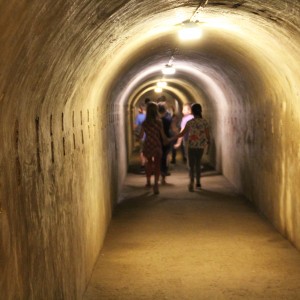 Vaikai eina gilyn į IX forto gynybinę sieną.
