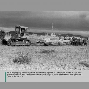 Traktorinės rogės gabenta cinkuotas dėžes su palaikais iš Tit-Arų iki Lenos upės kranto (vėliau jos krautos į keleivinį laivą, plaukiantį iki Sibiro geležinkelio, po to – toliau į Lietuvą). Paskui roges eina būrys žmonių. Fone – mediniai kryžiai ir aptvertos kapavietės. 1989 m. liepos 27 d.