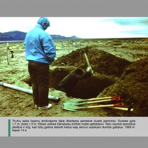 Tit-Arų salos kapinių amžinajame įšale kertama pamatinė duobė paminklui: vienas žmogus įsilipęs į duobę bando atskelti žemės gabalus, kitas stovi prie duobės krašto. Aplink duobę – du iškastos žemės kauburiai. Šalia duobės padėti 3 kastuvai, kirtiklis. Duobės gylis 1,7 m, plotis 1,5 m. 1989 m. liepos 14 d.