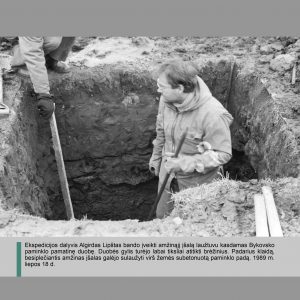 Ekspedicijos dalyvis Algirdas Lipštas, įsilipęs į pamatinę duobę paminklui, laužtuvu bado atskelti žemės luitus. 1989 m. liepos 18 d.