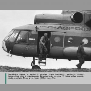 Iš sraigtasparnio laipteliais išlipa ekspedicijos dalyvis ir pagrindinis paminklų titano konstrukcijų gamintojas Vaidutis Kasperavičius. Dešinėje nuotraukos pusėje užfiksuotas kitas vyras, kuris eina nuo sraigtasparnio. 1989 m. liepos 11 d.