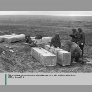 Cinkuotos dėžės, į kurias buvo dedami mediniai karstai su atitirpusiais palaikais. Prie vienos dėžės, esančios priekyje, dirba 4 žmonės – riša aplink virvę. 1989 m. liepos 20 d.